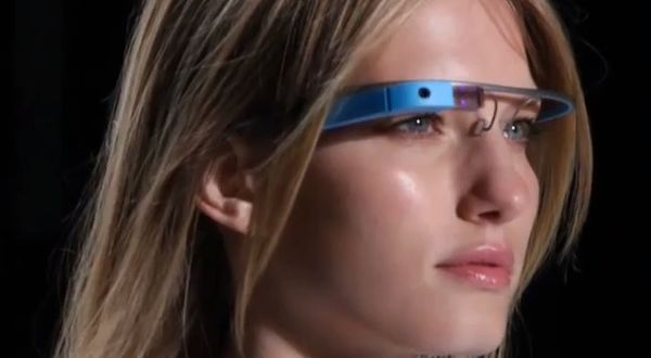 Modelo con Google Glass