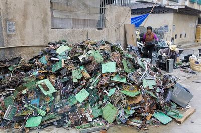 Imagen basura informática no reciclada y mala para el medio ambiente